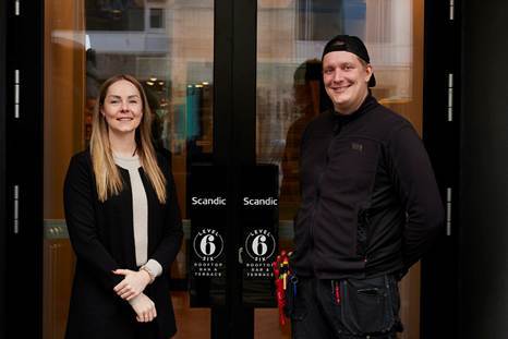 Et billede, der indeholder person, tøj, smil, Ansigt

Indhold genereret af kunstig intelligens kan være forkert.